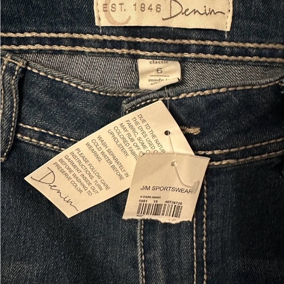 NWT! Women’s Dark Wash Boot Cut Jeans with Embroidered Pocket - Picture 3 of 3